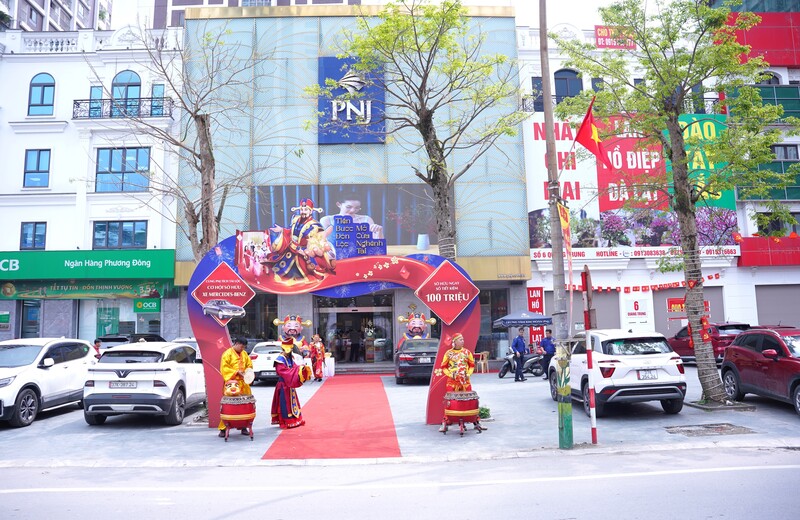 Cửa hàng PNJ trên phố Quang Trung sầm uất tổ chức đánh trống, mặc đồ Thần Tài nhảy múa, tạo không khí sôi động, vui tươi.