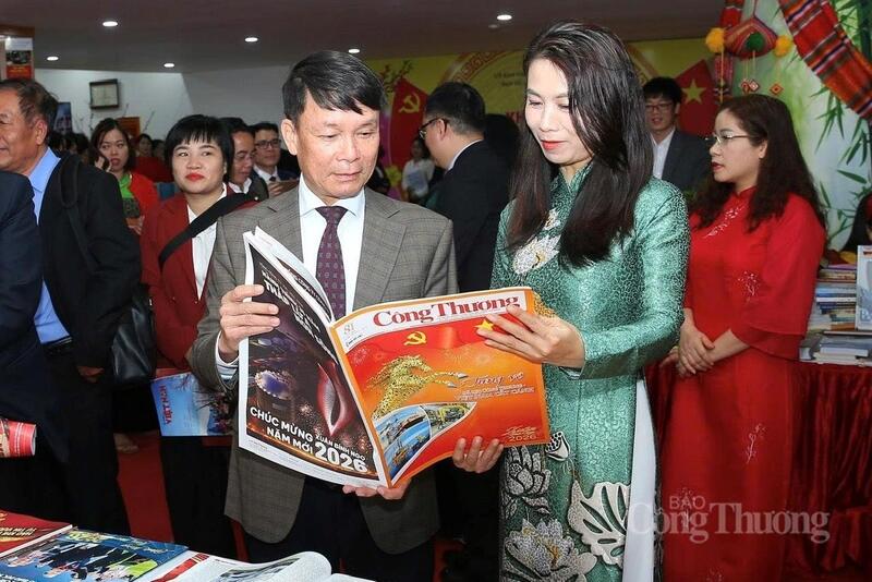 Phó Chủ tịch Thường trực Hội Nhà báo Việt Nam Nguyễn Đức Lợi thăm gian trưng bày, triển lãm các báo, tạp chí Trung ương tại tỉnh Phú Thọ.