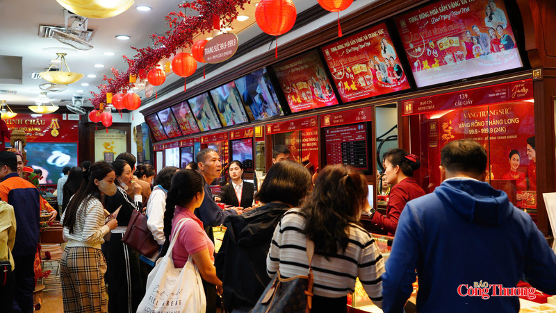 Nhân viên cửa hàng hỗ trợ tư vấn sản phẩm phù hợp khả năng tài chính từng khách mua.