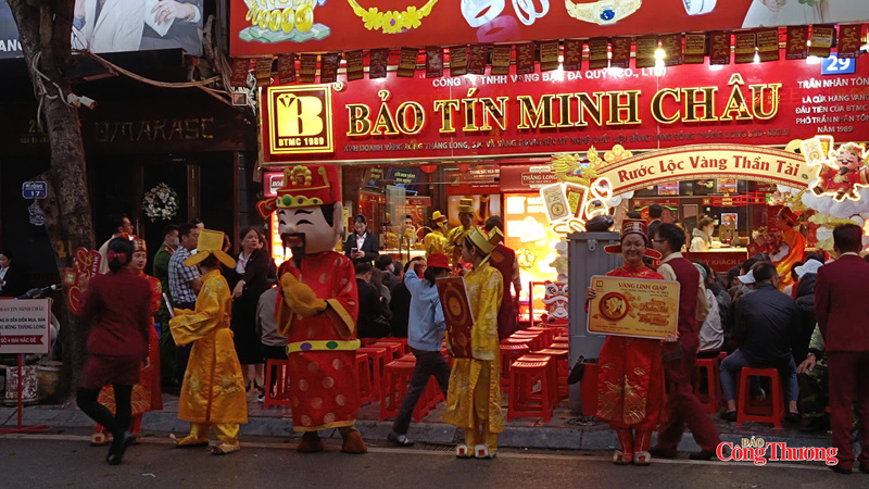 Không khí giao dịch nhộn nhịp tại một cửa hàng vàng Bảo Tín Minh Châu lúc 6h sáng.