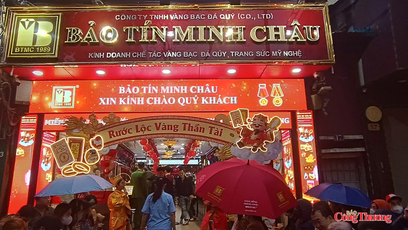 Nhiều khách hàng tranh thủ mua vàng sớm để tránh quá tải vào giờ cao điểm.