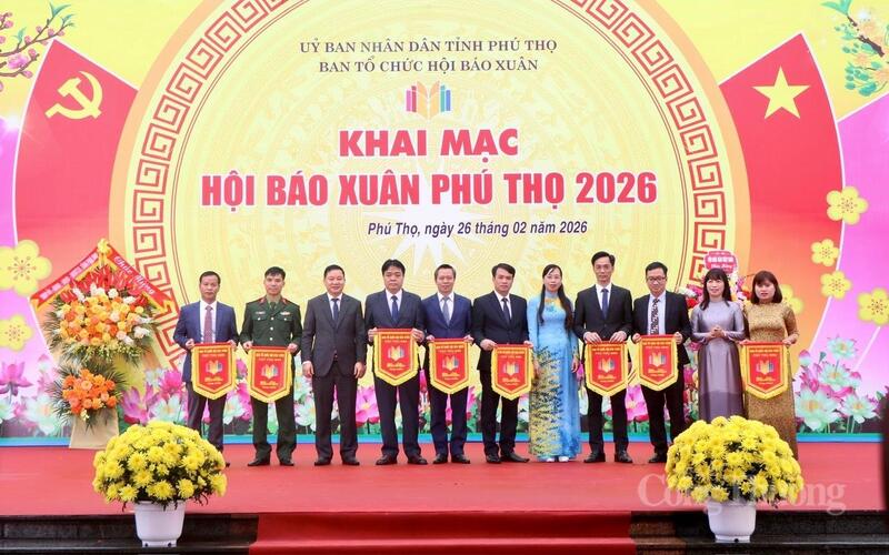 Ban Tổ chức Hội Báo Xuân Phú Thọ 2026 trao cờ lưu niệm cho các đơn vị tham gia.