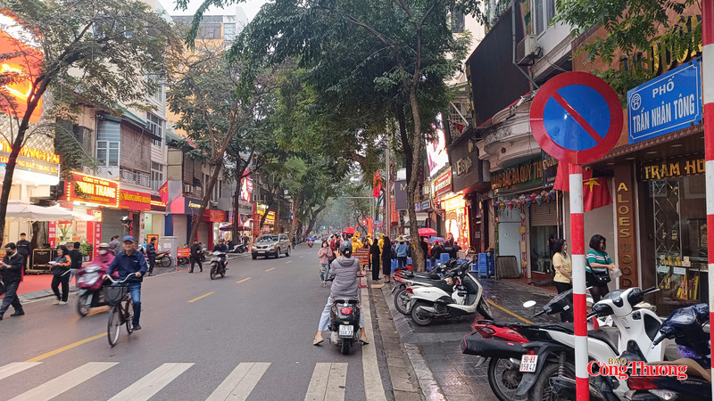 Người dân xếp hàng từ sáng sớm trên phố Trần Nhân Tông chờ mua vàng ngày Thần Tài.