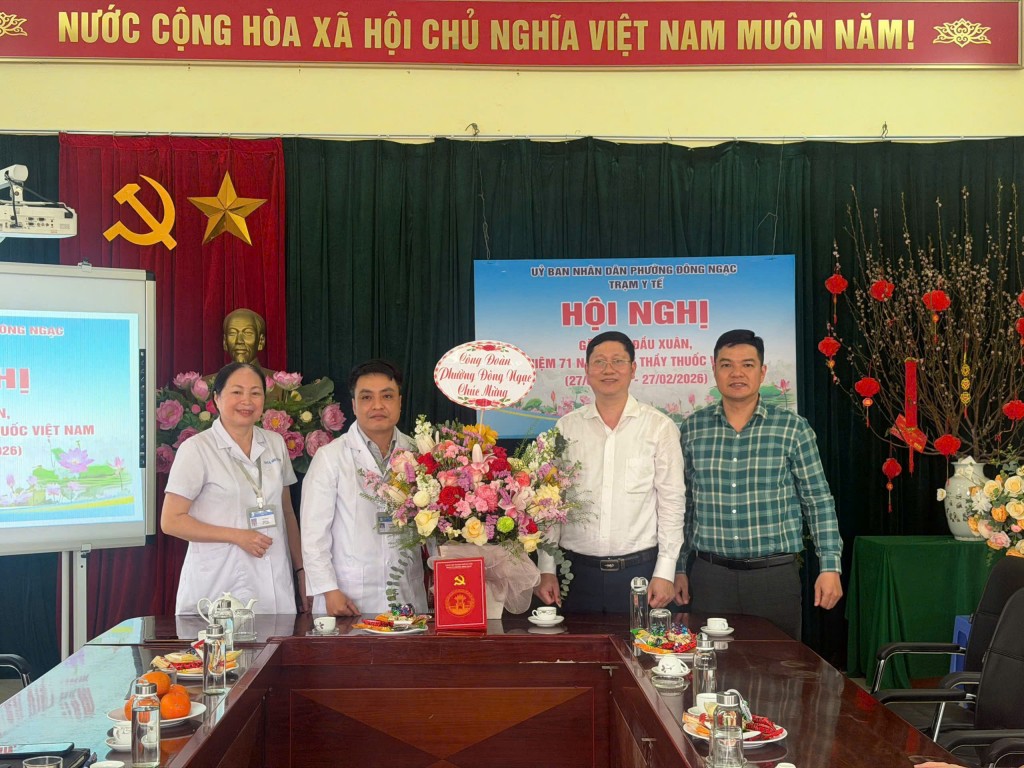 Ban Chấp hành Công đoàn phường Đông Ngạc tặng hoa chúc mừng cán bộ, y bác sĩ, nhân viên y tế phường nhân dịp kỷ niệm 71 năm ngày Thầy thuốc Việt Nam Ban Chấp hành Công đoàn phường Đông Ngạc tặng hoa chúc mừng cán bộ, y bác sĩ, nhân viên y tế phường nhân dịp kỷ niệm 71 năm ngày Thầy thuốc Việt Nam