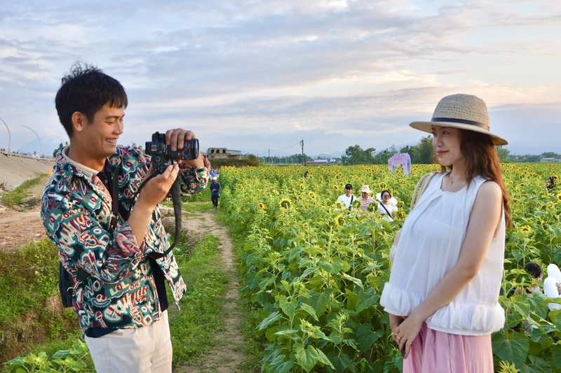Anh Đoàn Cường (trú tại xã Vu Gia) chia sẻ: “Đây là lần đầu tiên, xã Vu Gia kết hợp trồng hoa hướng dương để quảng bá du lịch. Hoạt động này rất ý nghĩa và đang thu hút được lượng lớn khách tham quan. Những mô hình như thế này cần được địa phương phát triển nhiều hơn nữa để vừa làm đẹp thêm cho quê hương, vừa quảng bá hình ảnh xã Vu Gia đến với du khách”. Ảnh: Ngọc Thảo