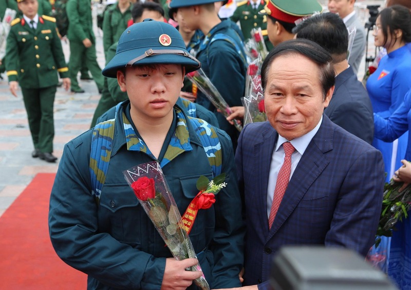 Lãnh đạo TP. Hải Phòng động viên, chúc mừng thanh niên lên đường nhập ngũ. Ảnh: Đoàn Liêm