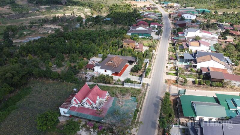 Những căn nhà bề thế của người dân ở xã Yang Mao xếp liền nhau hình thành dãy phố giữa đại ngàn Tây Nguyên.