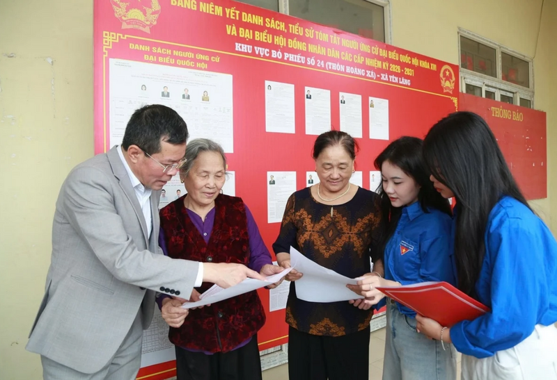 Ông Lỗ Xuân Hòa - Phó Bí thư Thường trực Đảng ủy, Chủ tịch Ủy ban MTTQ xã Yên Lãng (TP. Hà Nội) trao đổi về quy định bầu cử với cử tri. Ảnh: Phạm Hùng.