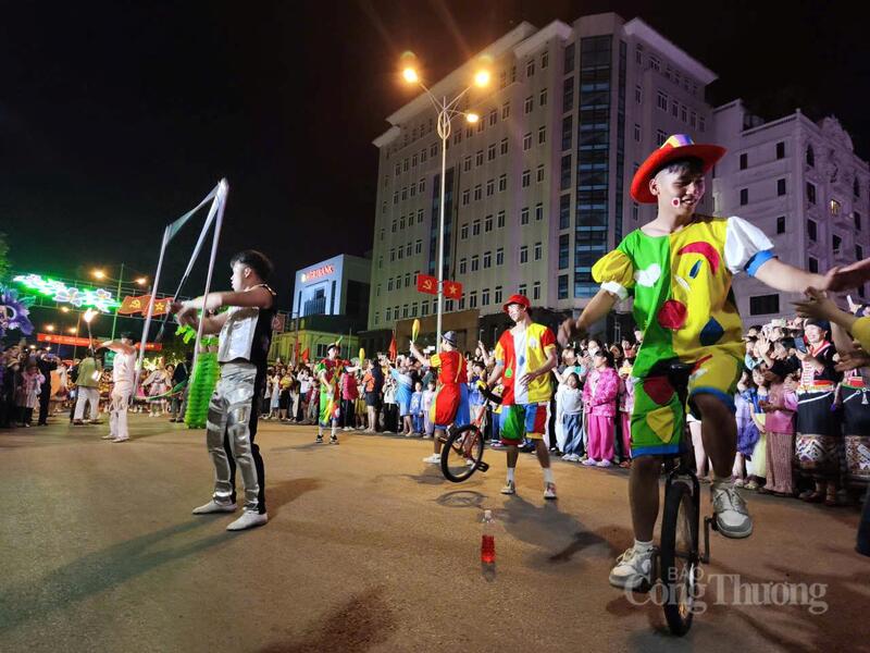 Lần đầu tiên người dân Điện Biên và du khách được hòa mình vào một lễ hội đường phố tràn ngập âm nhạc và ánh sáng.