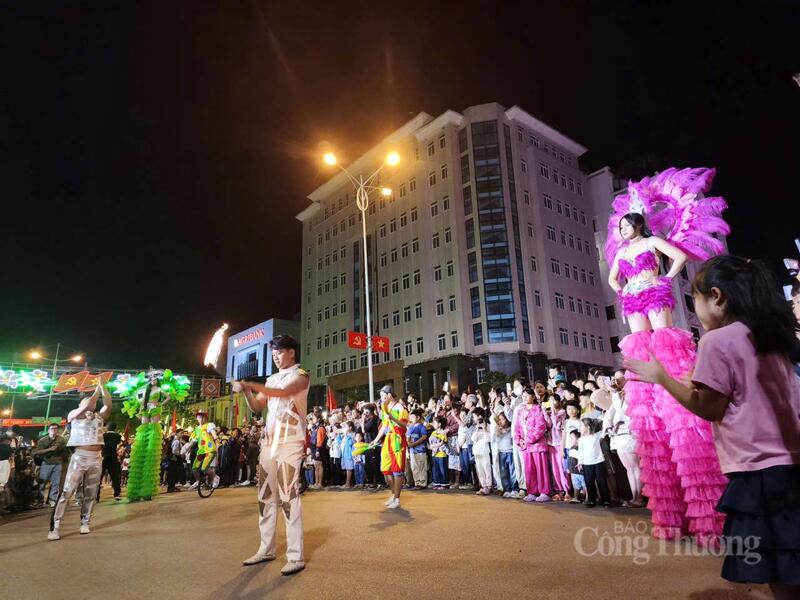 Các tiết mục biểu diễn náo nhiệt đường phố.