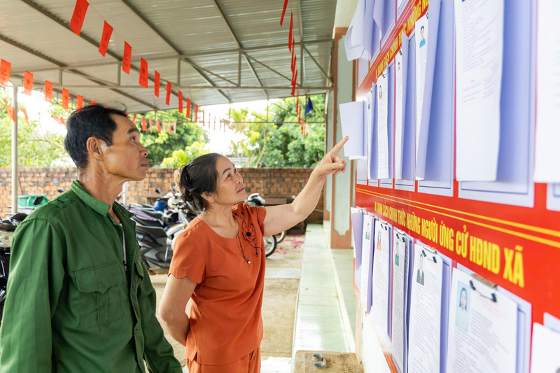 Công tác chuẩn bị cho ngày hội bầu cử tại các xã vùng biên đang được gấp rút hoàn thành. Ảnh: Nguyễn Dương