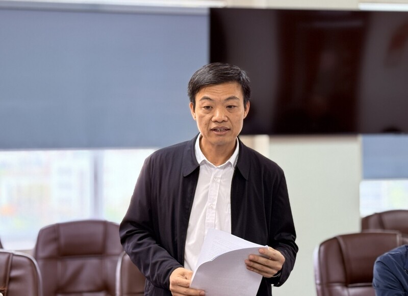 Ông Ngô Sinh Nghĩa - Phó Tổng giám đốc EVNGENCO1 báo cáo công tác rà soát chuẩn bị nguồn than cho sản xuất điện năm 2026. Ảnh: NL