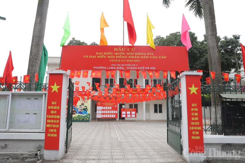 Cổng vào khu vực bỏ phiếu số 11, phường Long Biên.