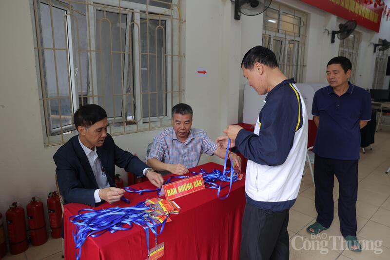 Các thành viên trong tổ chuẩn bị bầu cử tích cực hoàn thiện các phần việc còn lại để chuẩn bị thật tốt cho Ngày hội non sông diễn ra vào chủ nhật, 15/3.