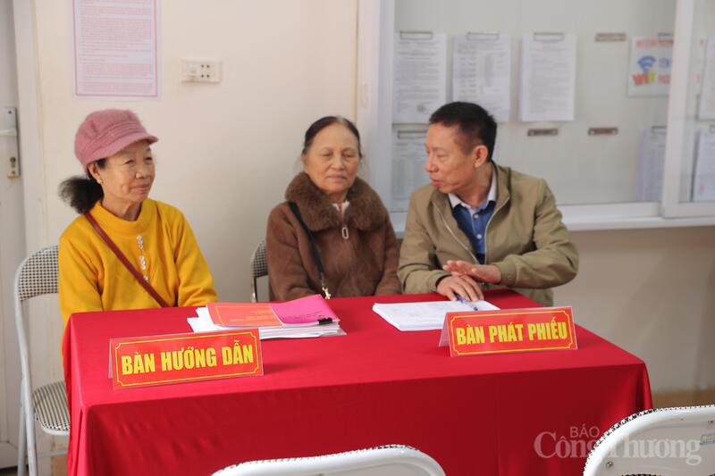 Khu vực hướng dẫn và phát phiếu cho các cử tri tham gia bỏ phiếu.