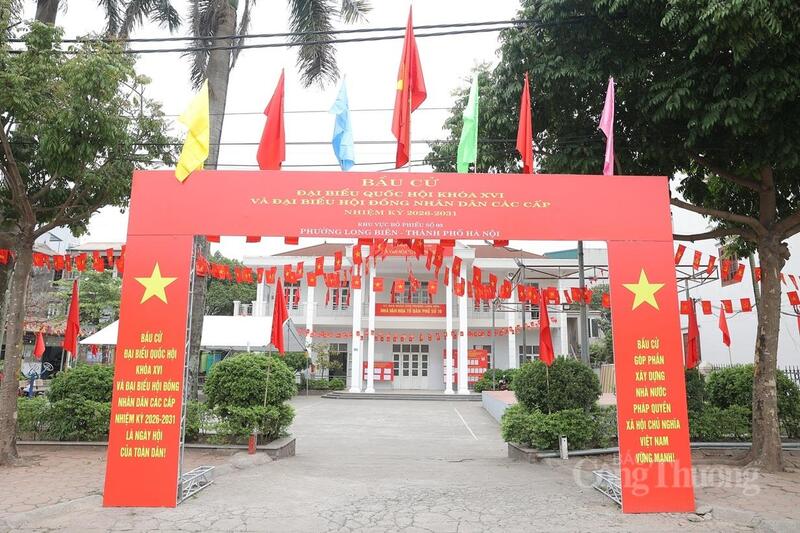 Trang trí khánh tiết tại cổng vào khu vực bỏ phiếu số 3, phường Long Biên.