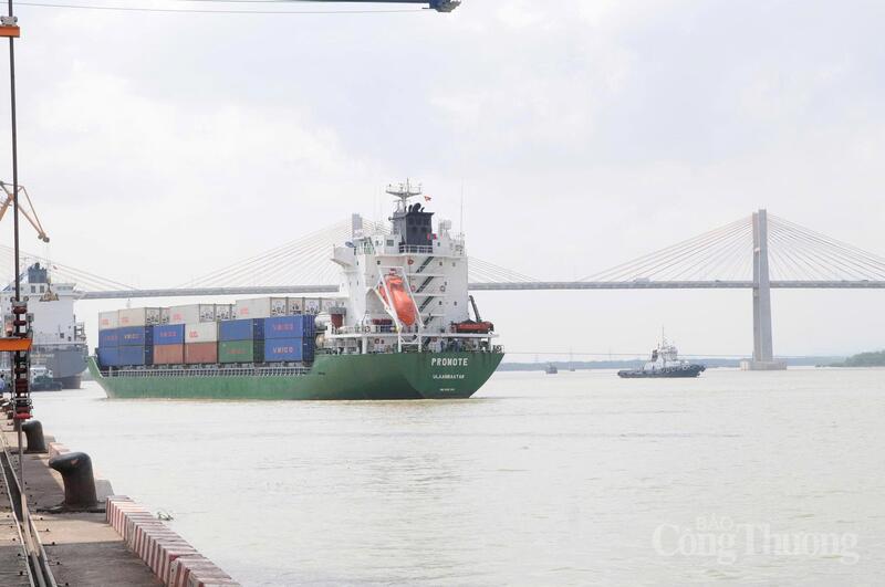 Căng thẳng địa chính trị và gián đoạn chuỗi cung ứng toàn cầu đang tạo thêm sức ép cho thương mại quốc tế, trong đó có hoạt động xuất nhập khẩu của Việt Nam. Ảnh: Cấn Dũng