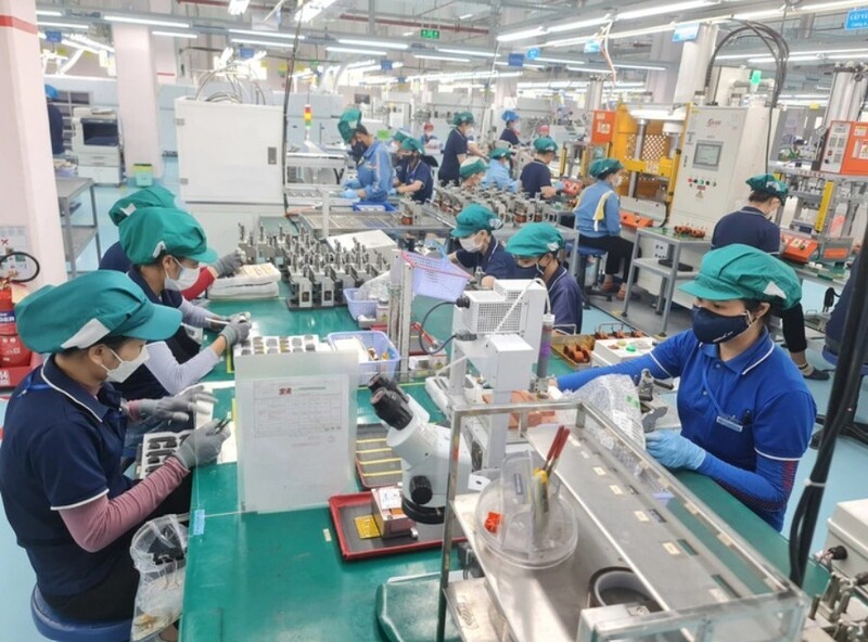 Sản xuất công nghiệp đang duy trì đà phục hồi góp phần tạo nền tảng vững chắc cho tăng trưởng kinh tế tổng thể. Ảnh: TT