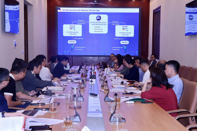 Cục Quản lý và Phát triển thị trường trong nước - Bộ Công Thương phối hợp với Sở Giao dịch Hàng hóa Việt Nam (MXV) và các doanh nghiệp, ngân hàng liên quan tổ chức cuộc họp thảo luận phương án niêm yết và vận hành giao dịch mặt hàng bạc thỏi (Ảnh: Quyên Lưu)