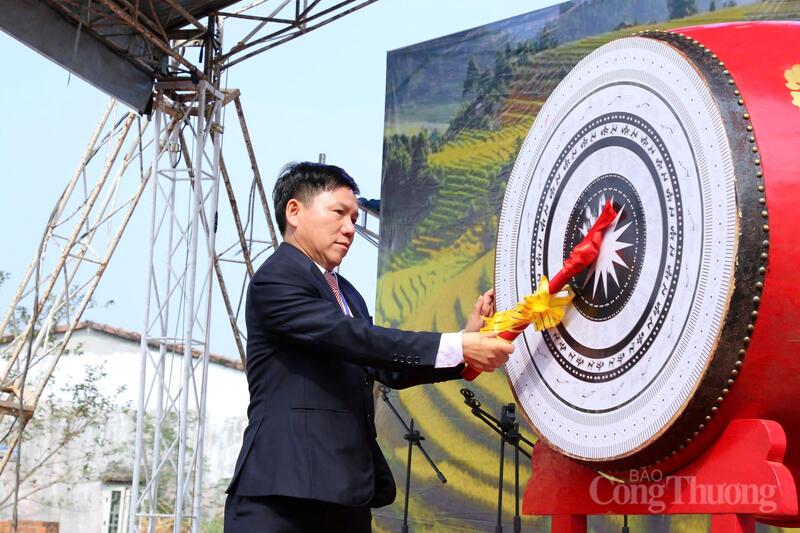 Ông Nguyễn Văn Hoan, Bí thư Đảng uỷ xã Ea Kly đánh trống khai mạc lễ hội.