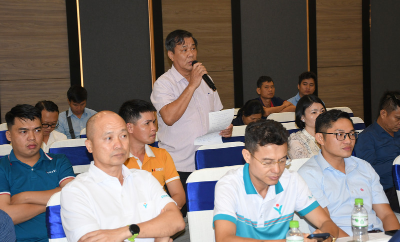 Đại diện doanh nghiệp nêu kiến nghị và đóng góp ý kiến tại hội nghị. Ảnh: Minh Khuê.