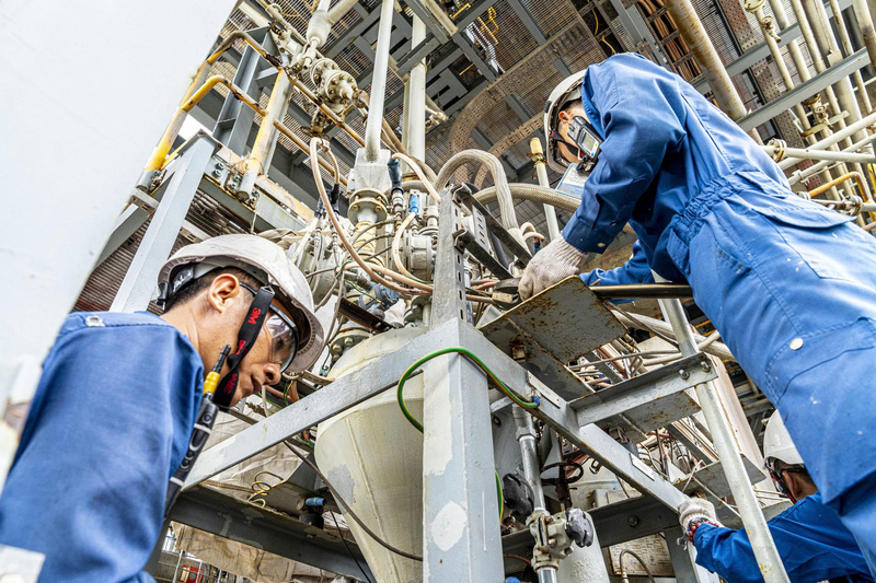 Nhà máy Lọc dầu Dung Quất có hạ tầng pha chế hiện đại và hệ thống bồn bể, đường ống kết nối trực tiếp với Nhà máy Nhiên liệu sinh học dầu khí Miền Trung. Ảnh: Nguyễn Dương