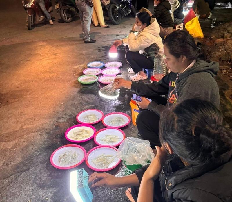 Chợ đêm tạo sinh kế cho rất nhiều người dân ven biển