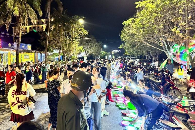 Chợ mực nháy Cửa Lò đông kín khách mua mỗi đêm. Ảnh: Mai Liễu