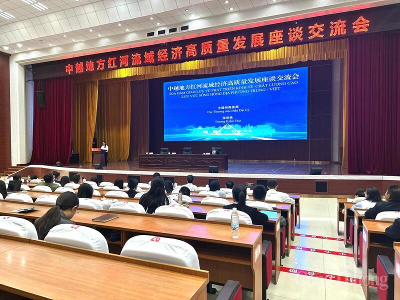 Toạ đàm có sự tham gia của nhiều đại biểu các địa phương lưu vực Sông Hồng hai nước. Ảnh: Đỗ Nga