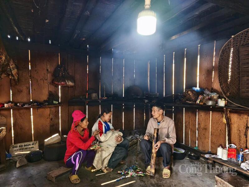 Ánh sáng điện lưới quốc gia thắp lên niềm hy vọng cho bà con đồng bào La Hủ, bản Là Si, xã Thu Lũm.