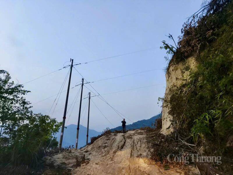 Trên những con đường gian nan vào bản Là Si, điện lưới quốc gia đã đến với bà con đồng bào La Hủ.