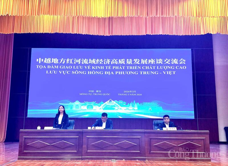 Toạ đàm là cơ hội đặc biệt giá trị để đại diện 8 tỉnh, thành phố phía Bắc Việt Nam trao đổi trực tiếp với đại diện 7 địa phương của tỉnh Vân Nam. Ảnh: Đỗ Nga