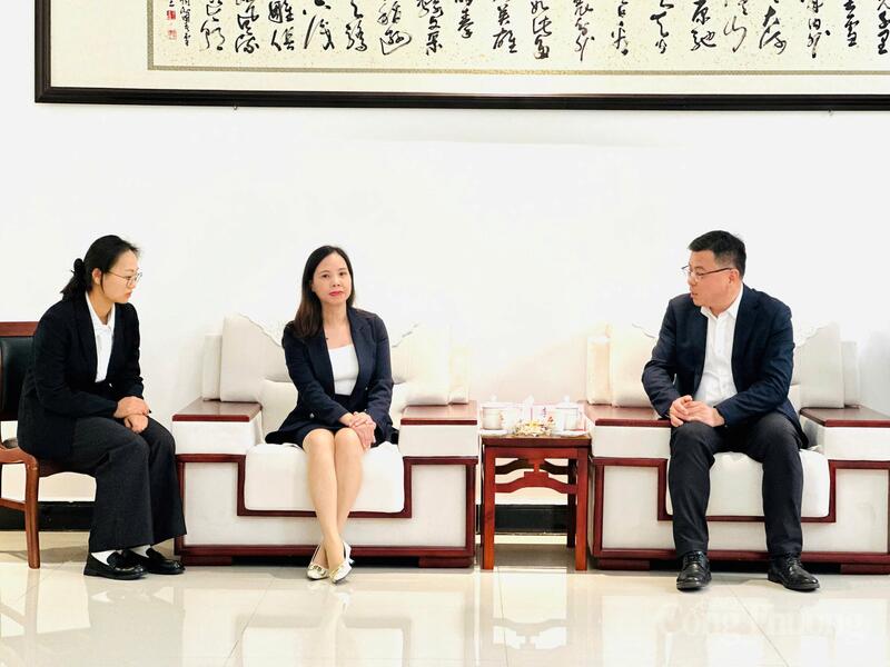 Bà Nguyễn Thị Thu Thuỷ đã có buổi trao đổi nhanh với ông Lý Chưởng Vũ trong khuôn khổ buổi toạ đàm. Ảnh: Đỗ Nga