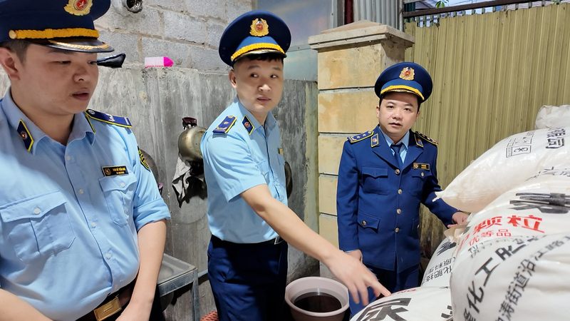 Đội Quản lý thị trường số 2 kiểm tra lô hàng vi phạm - Ảnh: Đồng Cường