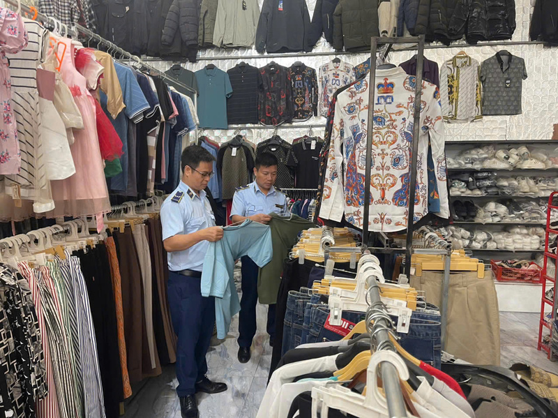 Quản lý thị trường Lào Cai đã đề ra nhiều giải pháp và tập trung cao độ thực hiện kiểm tra, kiểm soát thị trường. Ảnh: HL