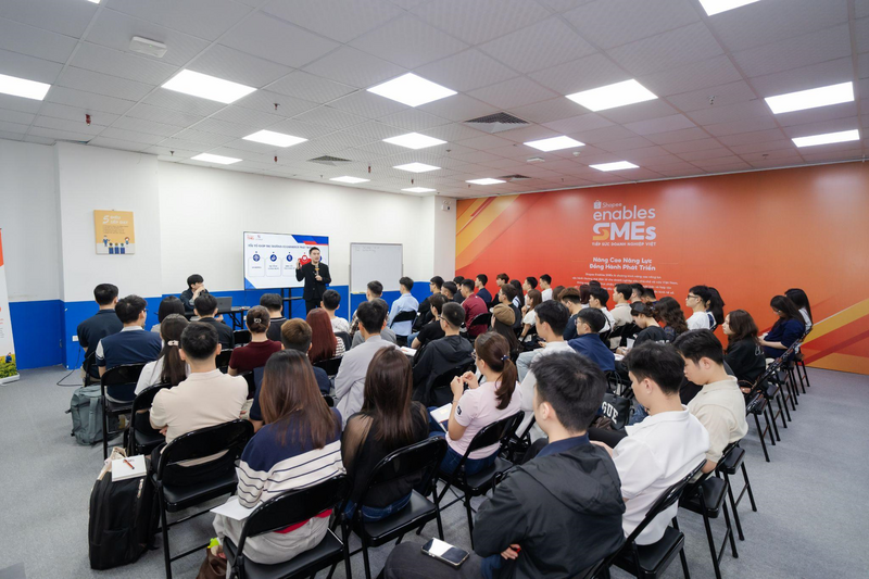 Buổi đào tạo đầu tiên của “Tiếp sức doanh nghiệp Việt” có chủ đề xoay quanh xu hướng bán hàng và lập kế hoạch kinh doanh trên sàn.