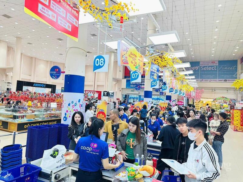 Khách hàng mua sắm hàng hoá tại siêu thị Coopmart Quảng Trị