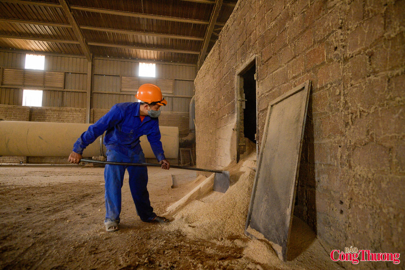 Lõi ngô sau khi thu gom từ các xưởng xay xát sẽ đem nghiền nhỏ và trộn với một số phụ gia để đóng thành bánh than. Hoặc lõi ngô sau khi nghiền nhỏ được cho vào máy ép tạo thành những thanh củi lõi ngô (tương tự củi trấu).