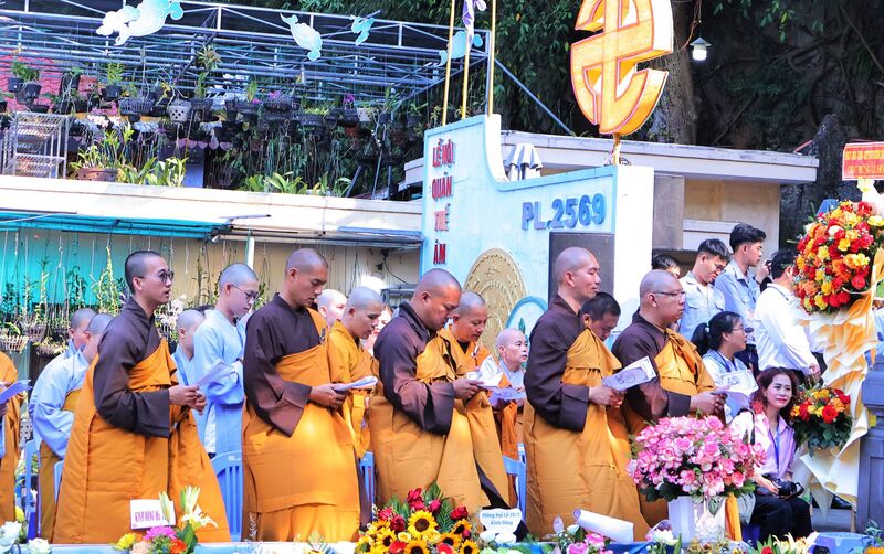 Các chư tôn đức tăng, ni thực hiện nghi lễ cầu an, gửi gắm lời nguyện lành đến muôn dân. Ảnh: Diễm Phúc