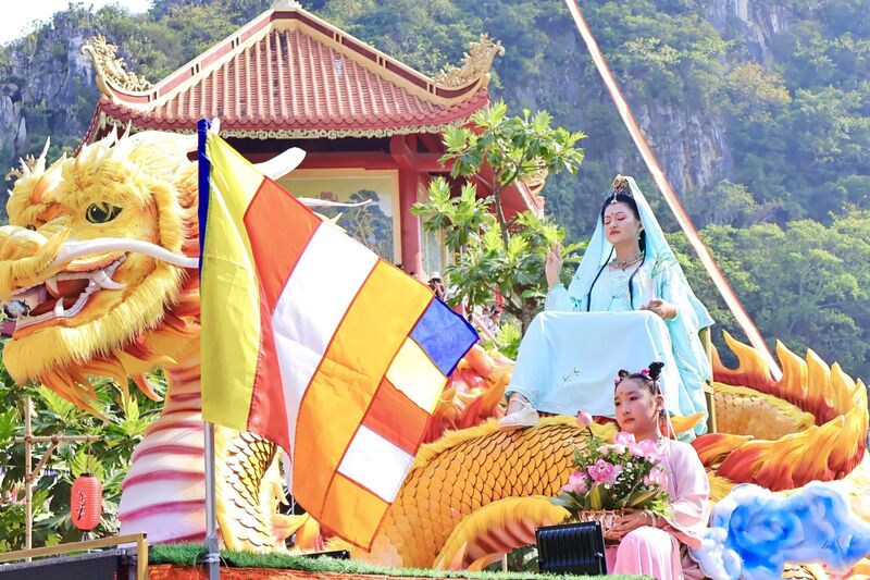 Hóa thân Tiểu đồng, chư vị Bồ tát, Tiên nữ và Tứ Thiên Vương được các gia đình phật tử thực hiện sống động, mang đậm nét văn hóa tâm linh. Ảnh: Diễm Phúc