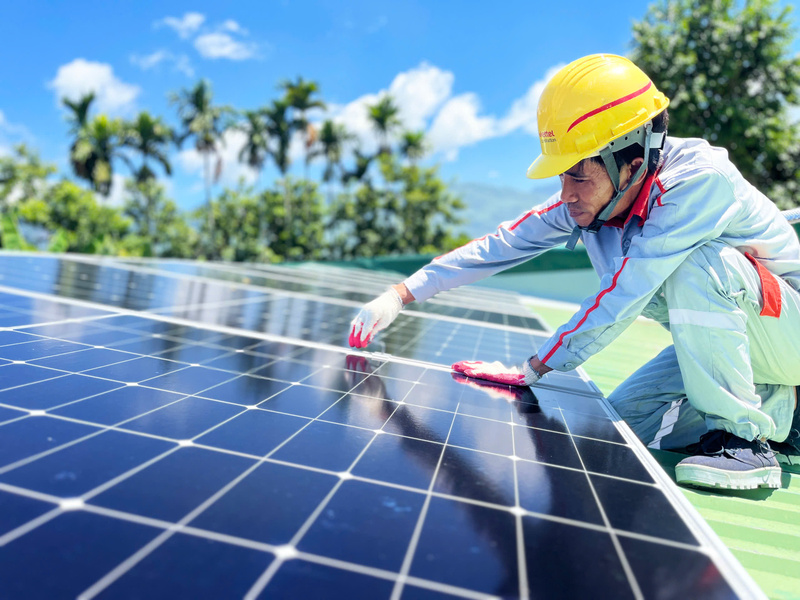 Đến hết quý I/2026, trên địa bàn tỉnh có 3.123 khách hàng lắp đặt điện mặt trời mái nhà với tổng công suất 366,113 MWp. Trong đó, có 2.756 khách hàng với tổng công suất 323,861 MWp được áp dụng giá FIT khi bán điện dư cho ngành điện. Ảnh: Tuệ Lâm