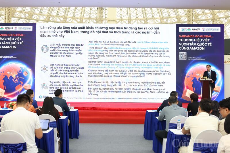 Theo các chuyên gia, việc chủ động tham gia thương mại điện tử xuyên biên giới không còn là lựa chọn mà đã trở thành yêu cầu tất yếu đối với doanh nghiệp xuất khẩu. Ảnh: Đỗ Nga