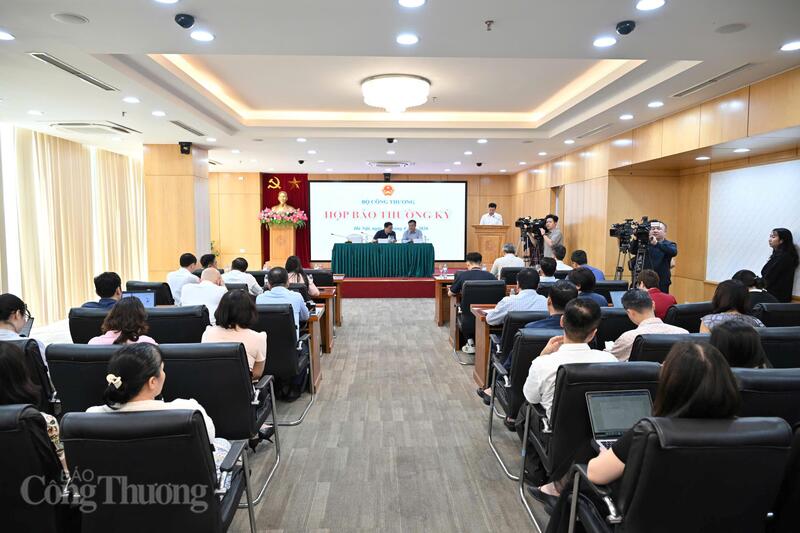 Quảng cảnh họp báo. Ảnh: Cấn Dũng