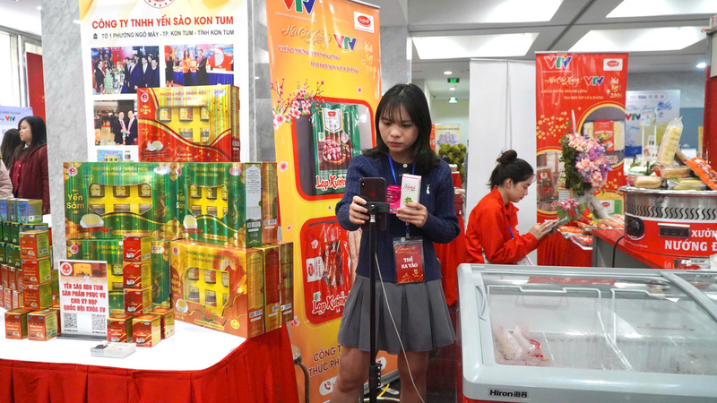 Khi người dân chưa có kỹ năng số, chưa thay đổi thói quen kinh doanh, chưa nhìn thấy lợi ích cụ thể, thương mại điện tử vẫn chỉ dừng lại ở khẩu hiệu. Ảnh minh hoạ: Minh Trang