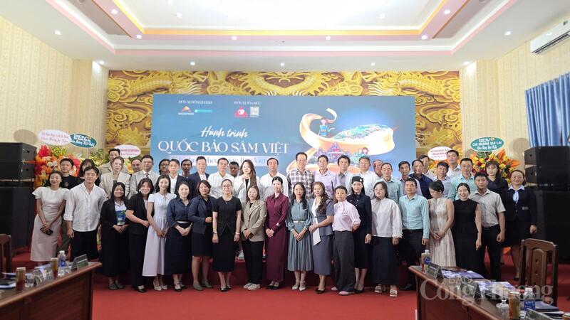 Các đại biểu chụp hình lưu niệm.