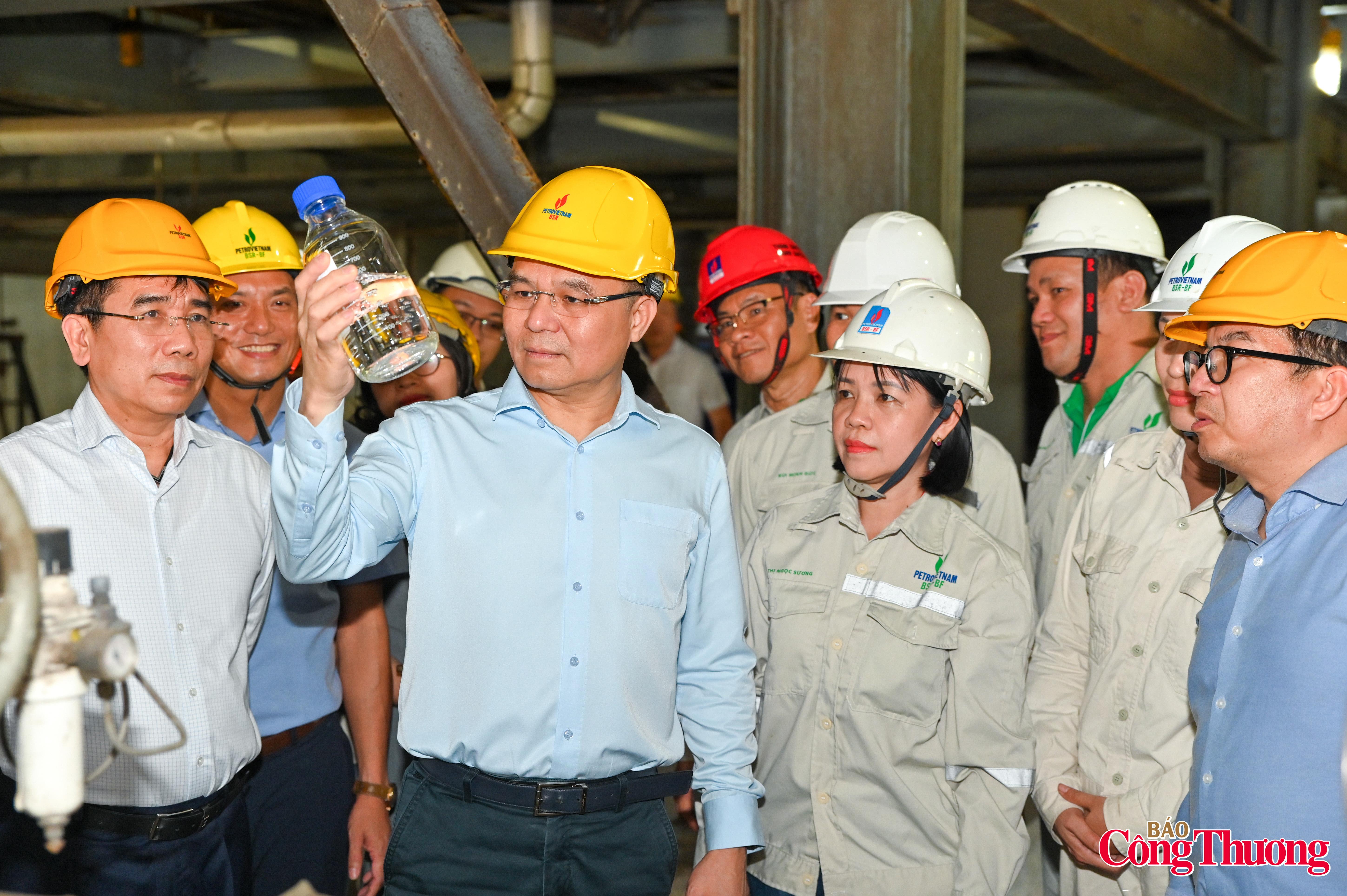 Mới đây, Bộ trưởng Bộ CôngThương Lê Mạnh Hùng đã kiểm tra hoạt động của Nhà máy nhiên liệu sinh học Bio-Ethanol Dung Quất.