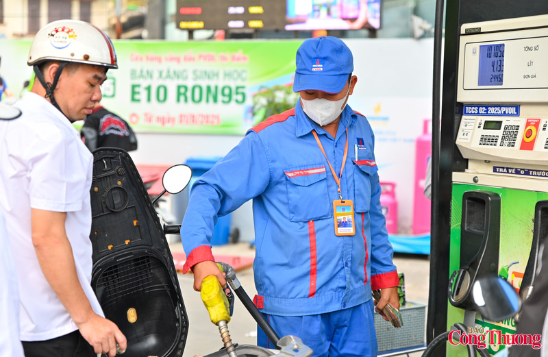 Ghi nhận của phóng viên Báo Công Thương, thời gian gần đây, xăng sinh học E10 được người dân đón nhận nhiệt tình.