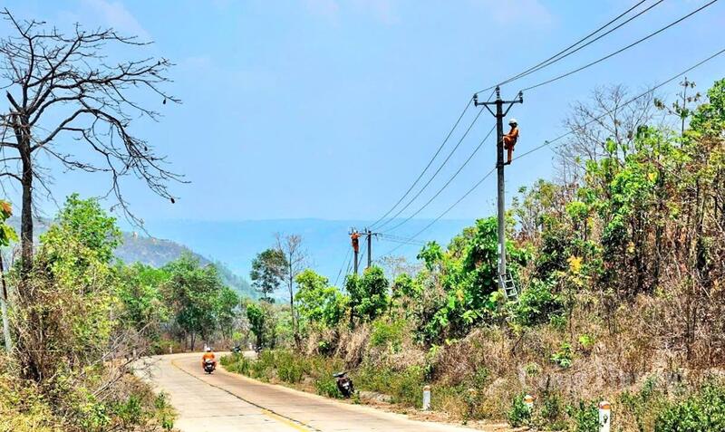 Nhân viên Công ty Điện lực Gia Lai kiểm tra, bảo dưỡng lưới điện, bảo đảm vận hành an toàn trong mùa khô 2026.