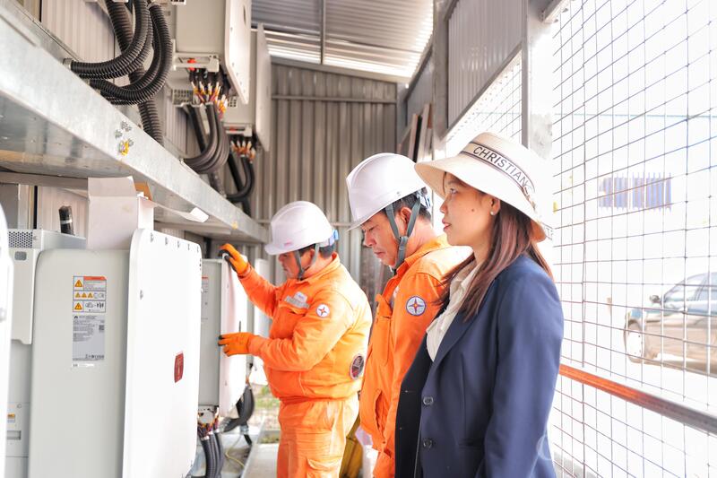Doanh nghiệp sản xuất tích cực lắp đặt hệ thống điện mặt trời mái nhà, giảm phụ tải cho lưới điện trong mùa nắng nóng. Ảnh: Trọng Tùng