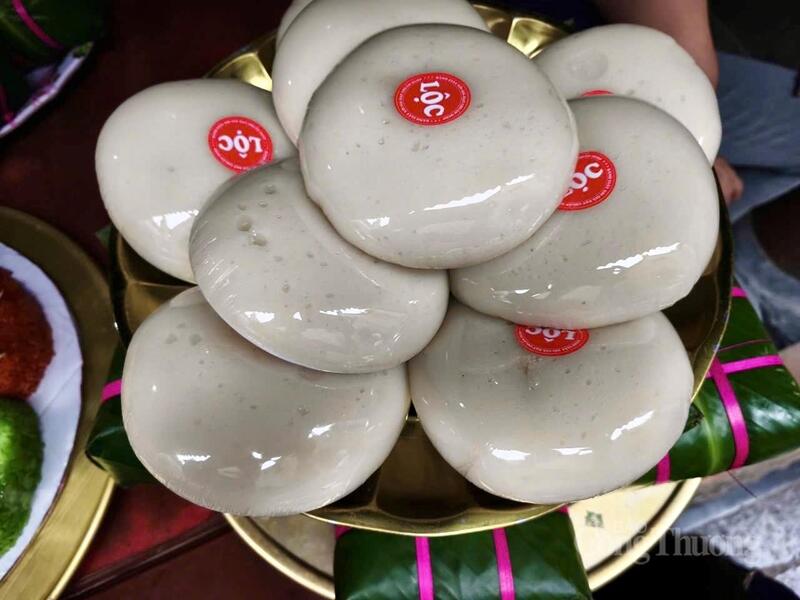 Lễ vật bánh giầy, bánh chưng được dâng trong dịp Giỗ Tổ.